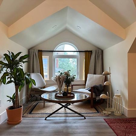 Heritage-Inspired Guesthouse - Luxe Bath & Elegant Ceilings Edmonton Zewnętrze zdjęcie