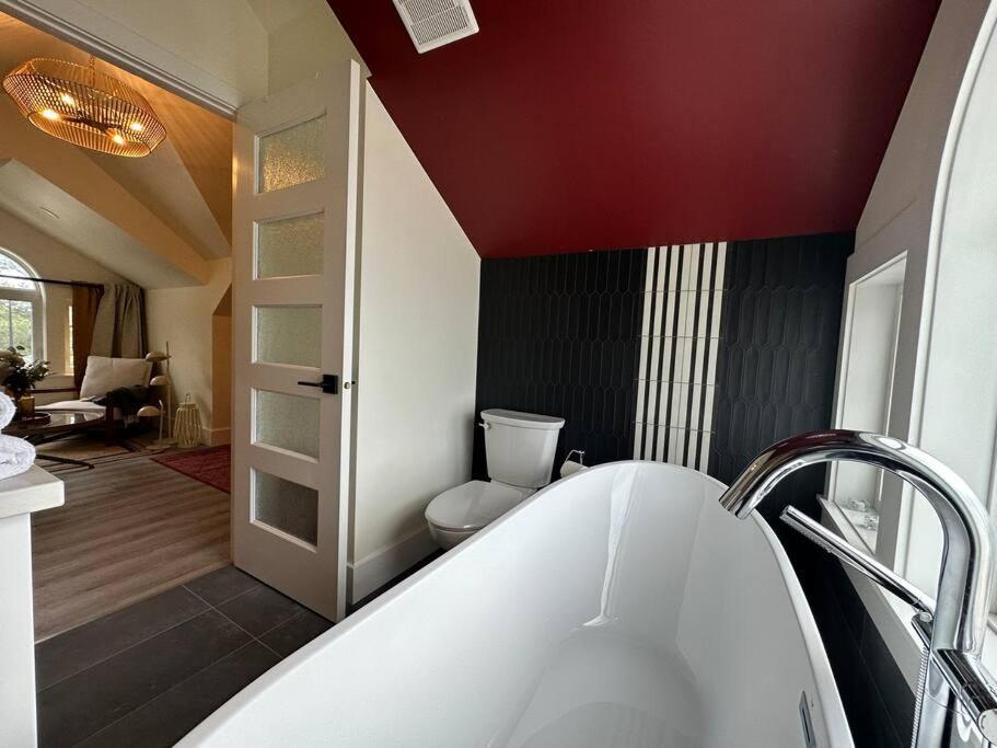 Heritage-Inspired Guesthouse - Luxe Bath & Elegant Ceilings Edmonton Zewnętrze zdjęcie