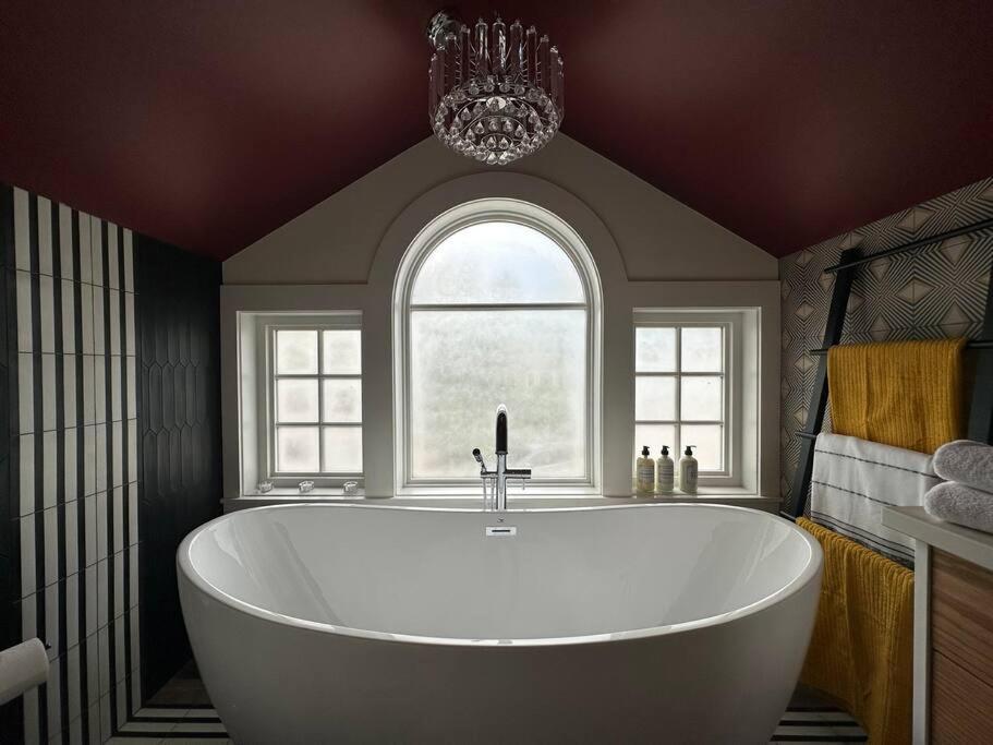 Heritage-Inspired Guesthouse - Luxe Bath & Elegant Ceilings Edmonton Zewnętrze zdjęcie