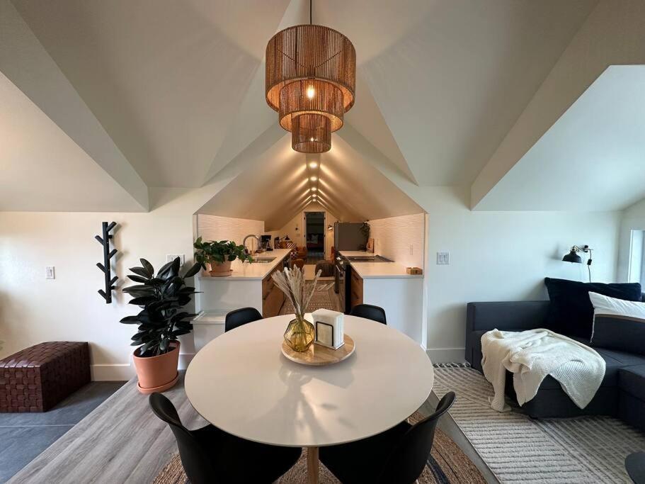 Heritage-Inspired Guesthouse - Luxe Bath & Elegant Ceilings Edmonton Zewnętrze zdjęcie