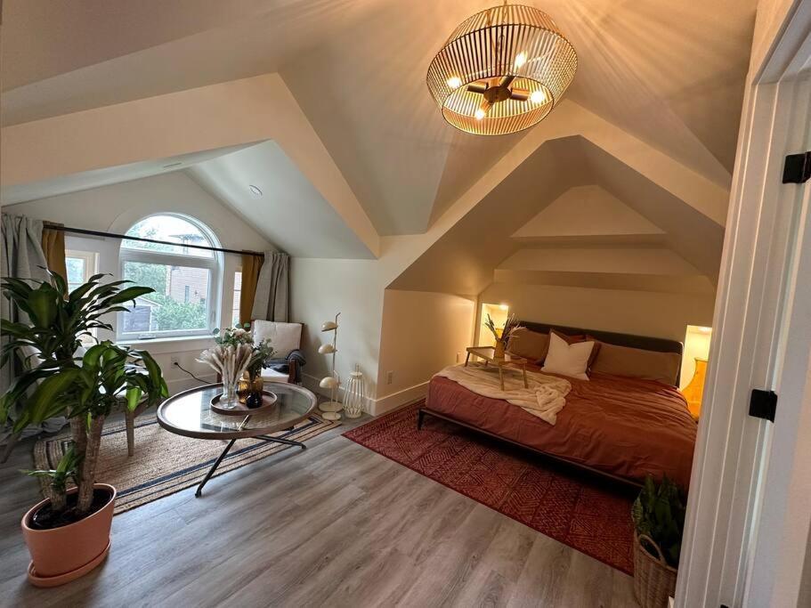 Heritage-Inspired Guesthouse - Luxe Bath & Elegant Ceilings Edmonton Zewnętrze zdjęcie