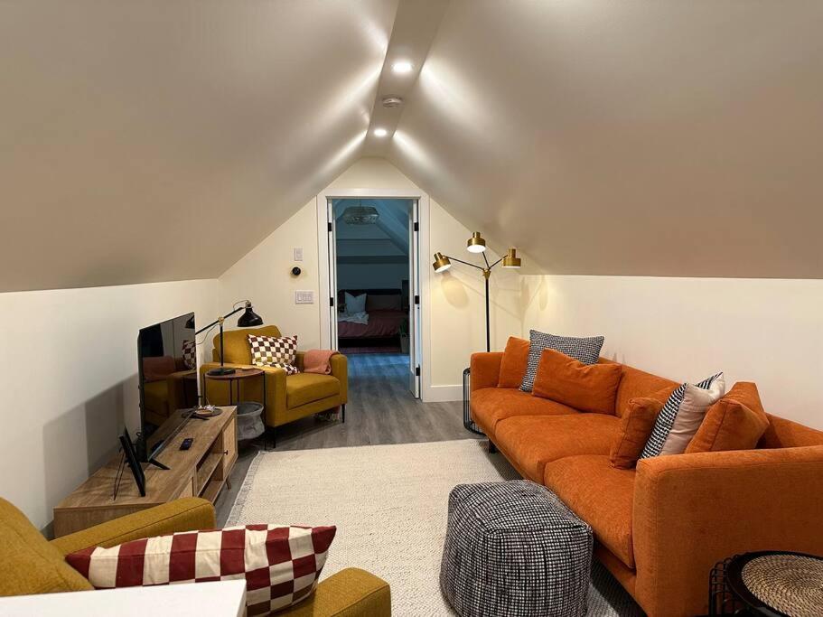 Heritage-Inspired Guesthouse - Luxe Bath & Elegant Ceilings Edmonton Zewnętrze zdjęcie