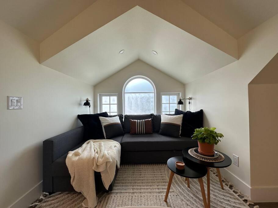 Heritage-Inspired Guesthouse - Luxe Bath & Elegant Ceilings Edmonton Zewnętrze zdjęcie