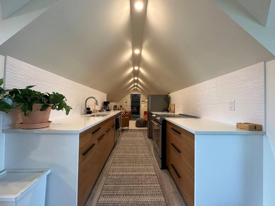 Heritage-Inspired Guesthouse - Luxe Bath & Elegant Ceilings Edmonton Zewnętrze zdjęcie