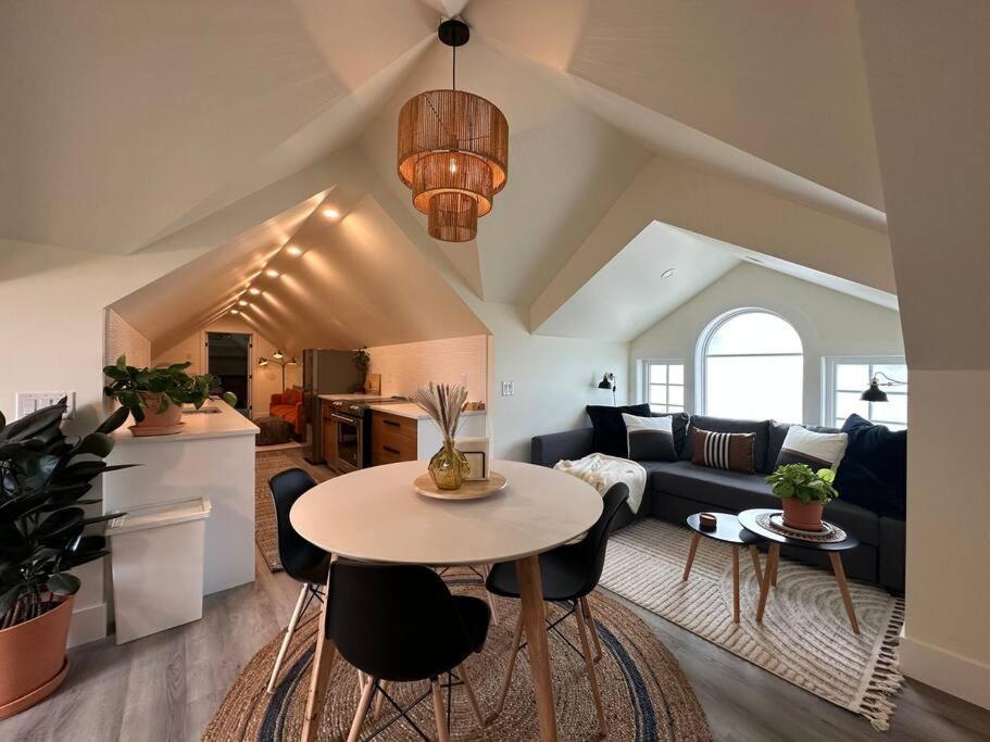 Heritage-Inspired Guesthouse - Luxe Bath & Elegant Ceilings Edmonton Zewnętrze zdjęcie