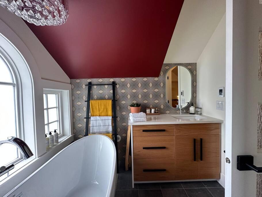 Heritage-Inspired Guesthouse - Luxe Bath & Elegant Ceilings Edmonton Zewnętrze zdjęcie