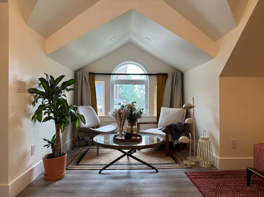 Heritage-Inspired Guesthouse - Luxe Bath & Elegant Ceilings Edmonton Zewnętrze zdjęcie